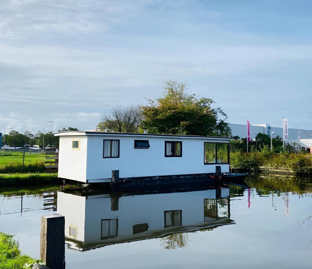 Woonboot In Sumar Gelegen Tussen Leeuwarden En Drachten Suameer Esterno foto